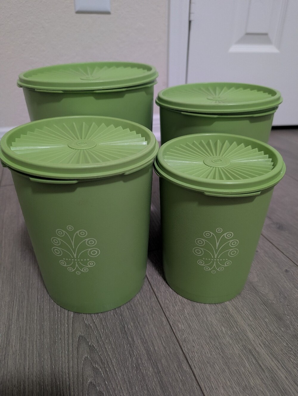 EUC•Vintage Tupperware Durable Servalier Lime Green Canister 4 Piece Set 🍋🟩